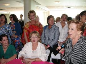 Varias generaciones de Ex Alumnas entonan el himno de Colegio bajo la dirección de la Sra. Marina Ruiz. 