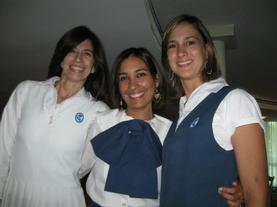 Ex Alumnas modelan los uniformes del Colegio.